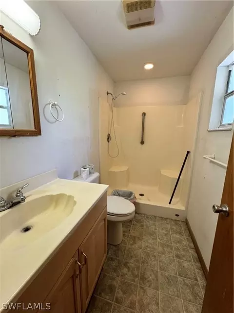 Bath - 720 E Rd, Labelle, FL 33935 photo 1 of 4