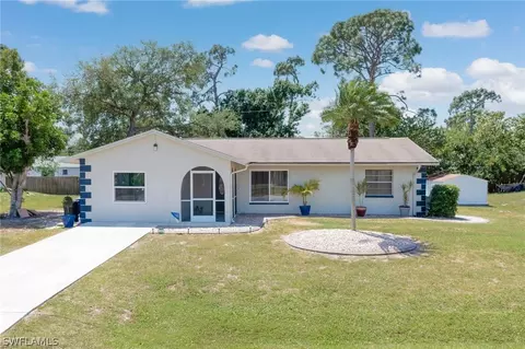 9216 Pineapple Rd, Fort Myers, FL 33967