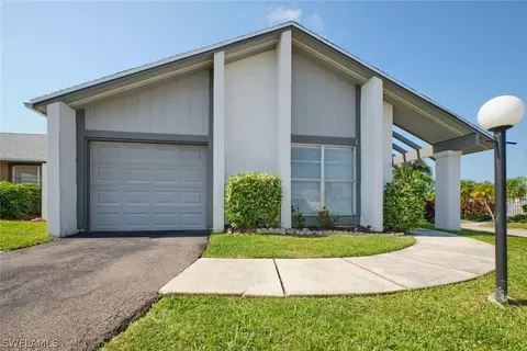 9716 Maplecrest Cir, Lehigh Acres, FL 33936