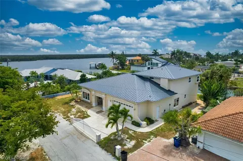 9 Glenview Manor Dr, Fort Myers Beach, FL 33931