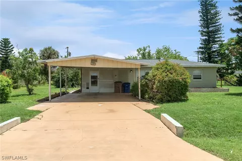 900 Grant Ln, Lehigh Acres, FL 33936