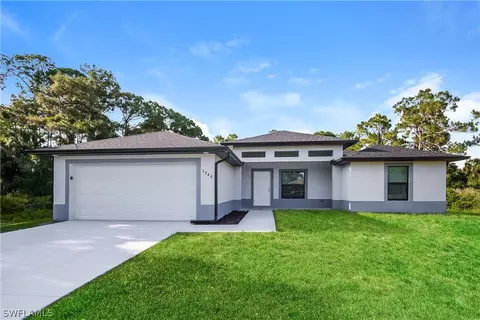 3746 Kemper St, Fort Myers, FL 33905