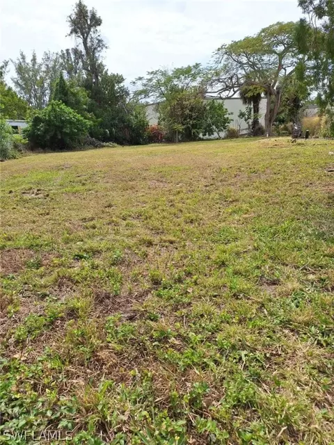2100 Flowers Dr, Fort Myers, FL 33907