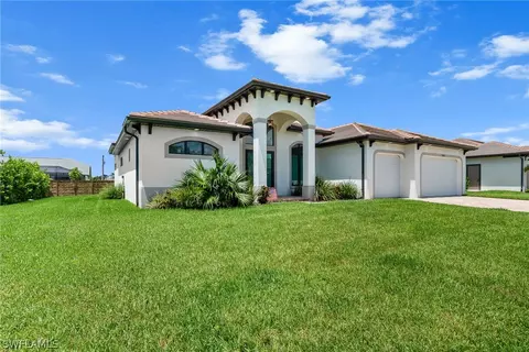 854 Palmetto Pointe Cir, Cape Coral, FL 33991