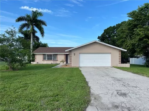 15700 Candle Dr, Fort Myers, FL 33908