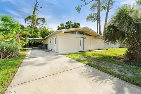 1661 Newport Ct, Fort Myers, FL 33907