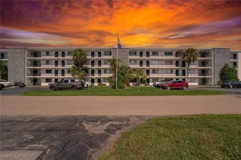 4906 Victoria Dr #305, Cape Coral, FL 33904