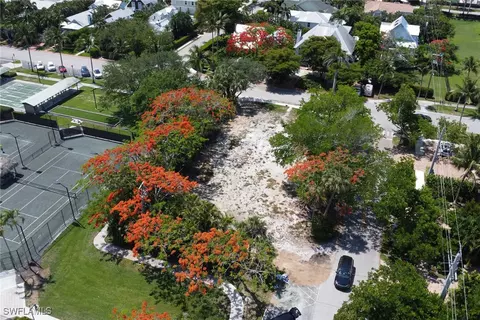 675 8th Ave S, Naples, FL 34102