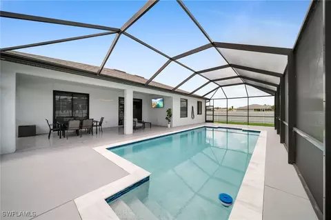 1733 NE 10th Ln, Cape Coral, FL 33909