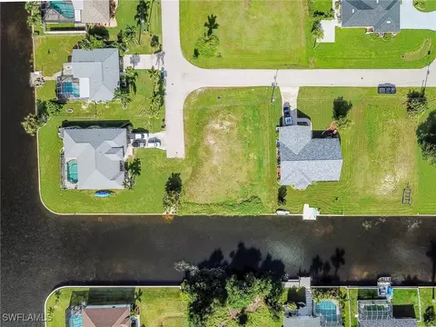627 SE 19th Ct, Cape Coral, FL 33990