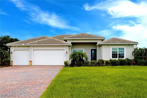 2111 Hickeys Creekside Dr, Alva, FL 33920
