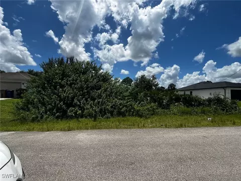 2611 40th St W, Lehigh Acres, FL 33971