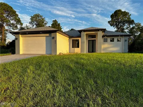 832 Warren St E, Lehigh Acres, FL 33974