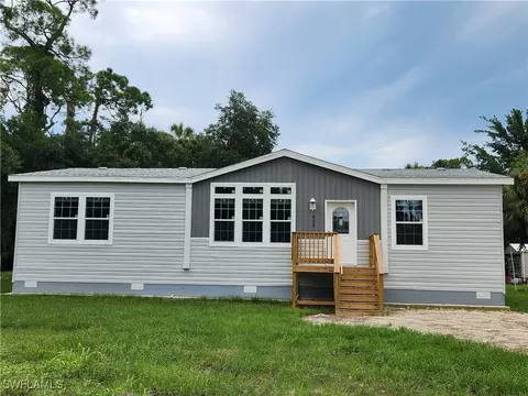 652 Magnolia Ave, Labelle, FL 33935 photo 3