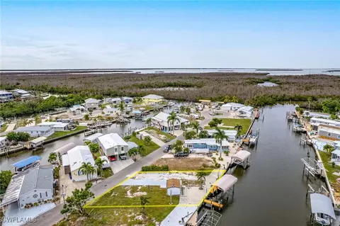 3892 Blueberry Ln, Saint James City, FL 33956