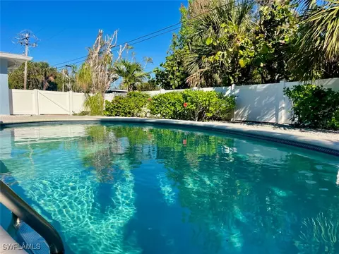 690 Purdy Dr, Sanibel, FL 33957