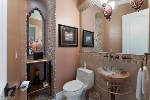 Bath - 590 17th Ave S, Naples, FL 34102 photo 2 of 9