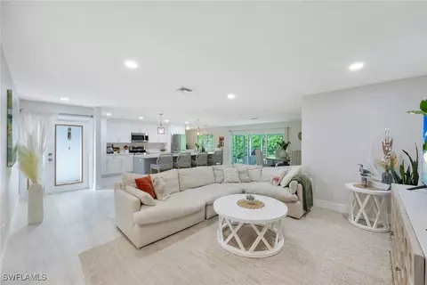 1001 N Town And River Dr, Fort Myers, FL 33919
