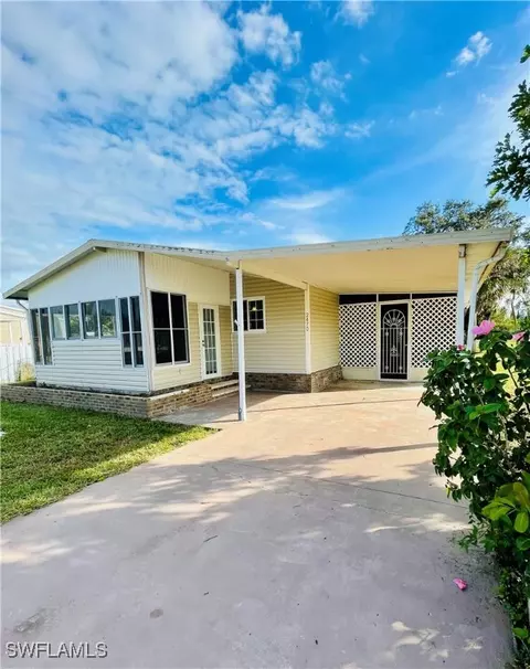 2470 Farrance Ct, North Fort Myers, FL 33917