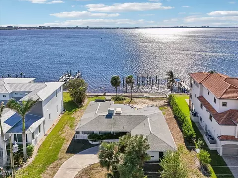 1016 Dolphin Dr, Cape Coral, FL 33904