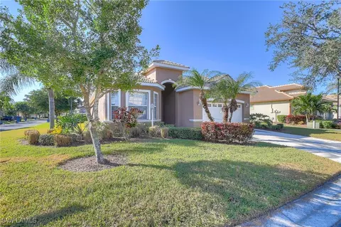 9611 Las Casas Dr, Fort Myers, FL 33919