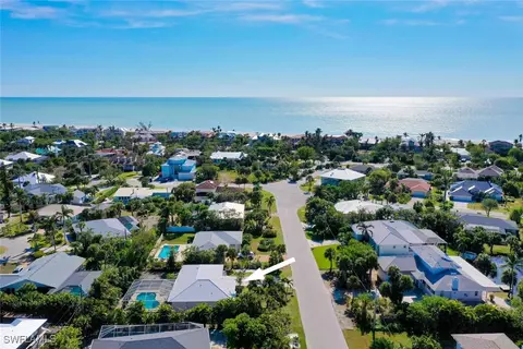 554 E Rocks Dr, Sanibel, FL 33957