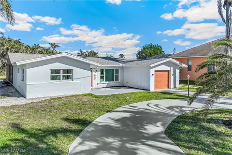 1039 Dolphin Dr, Cape Coral, FL 33904