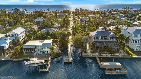 150 Coconut Dr, Fort Myers Beach, FL 33931