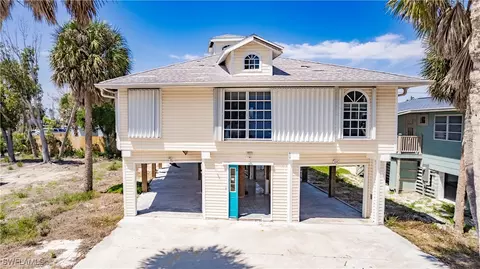 121 Coconut Dr, Fort Myers Beach, FL 33931