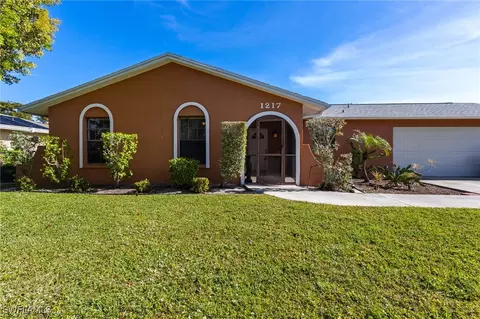 1217 SE 22nd Ave, Cape Coral, FL 33990