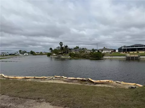 545 NE 7th Ter, Cape Coral, FL 33909