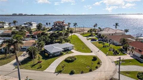 938 Dolphin Dr, Cape Coral, FL 33904