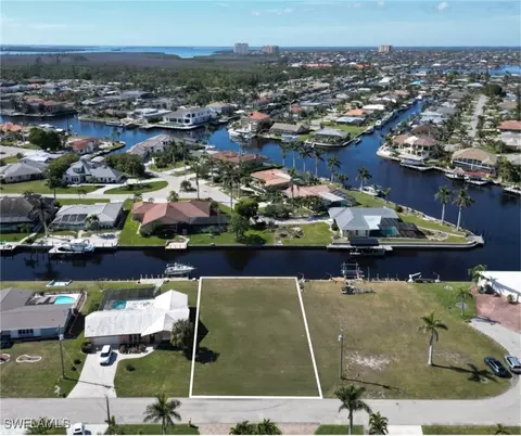 5222 Sarasota Ct, Cape Coral, FL 33904