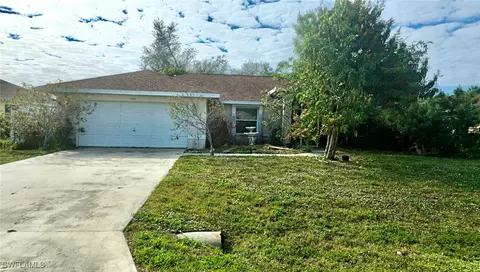2404 SE 8th Pl, Cape Coral, FL 33990