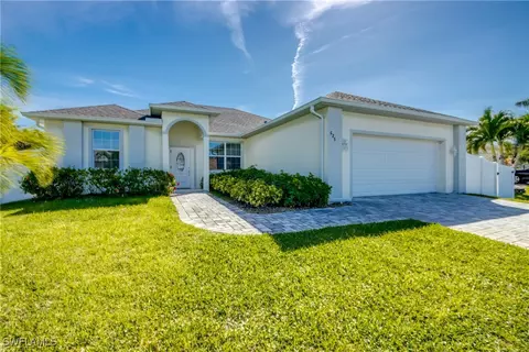 825 SE 5th Pl, Cape Coral, FL 33990