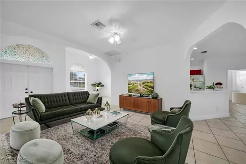 707 SW 4th Ct, Cape Coral, FL 33991