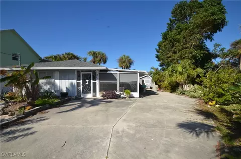 2571 Tamarind St, Saint James City, FL 33956