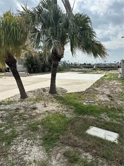829 Oak St, Fort Myers Beach, FL 33931
