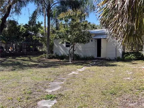Exterior - 210 Hardee St, Labelle, FL 33935 photo 6 of 7
