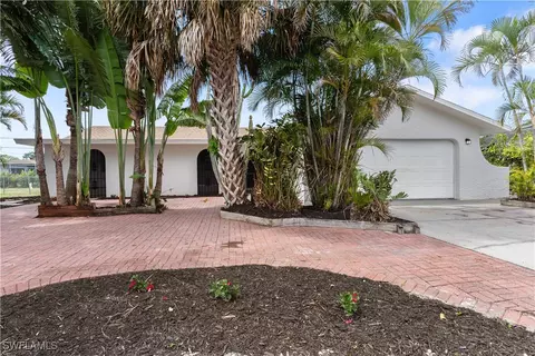 8925 Dorchester St, Fort Myers, FL 33907
