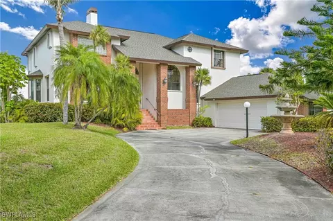 7353 Lake Dr, Fort Myers, FL 33908