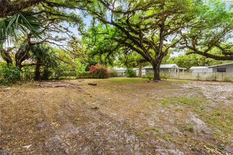 Exterior - 209 Florida St, Labelle, FL 33935 photo 4 of 5