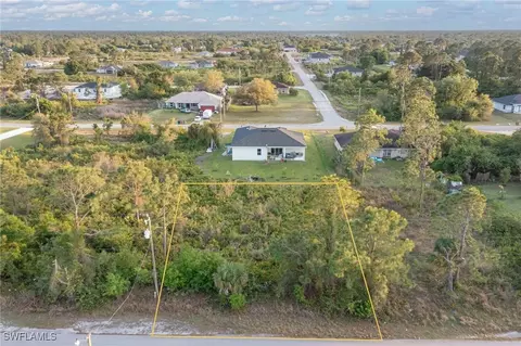 852 Chantilly St E, Lehigh Acres, FL 33974