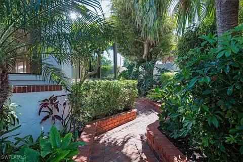 532 Bay Villas Ln, Naples, FL 34108
