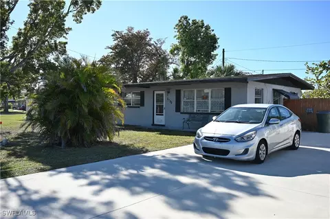 2700 Elmwood St, Fort Myers, FL 33901