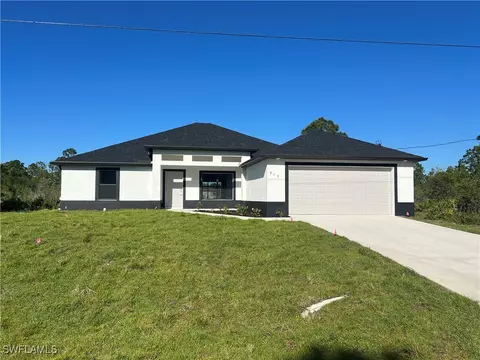 913 Hibiscus Ave, Lehigh Acres, FL 33972