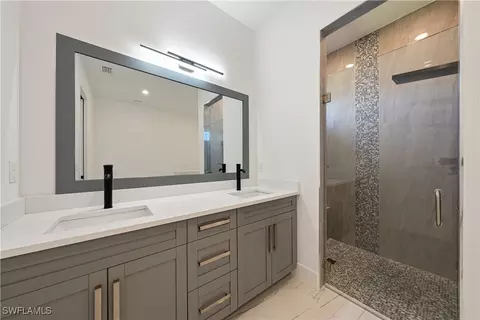 Bath - 7824 16th Ter, Labelle, FL 33935 photo 3 of 5