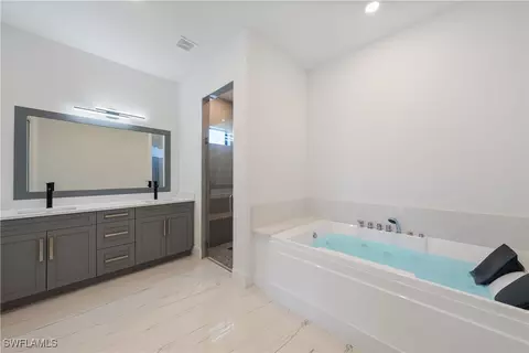 Bath - 7824 16th Ter, Labelle, FL 33935 photo 2 of 5