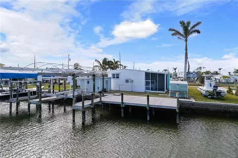 3864 Royal Palm Dr, Saint James City, FL 33956