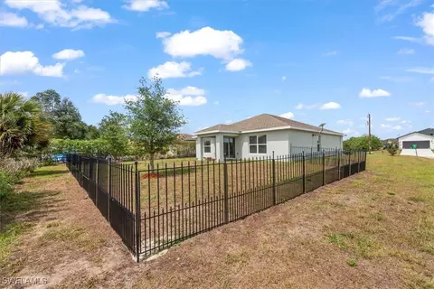 Exterior - 7010 Beaver Cir, Labelle, FL 33935 photo 5 of 7